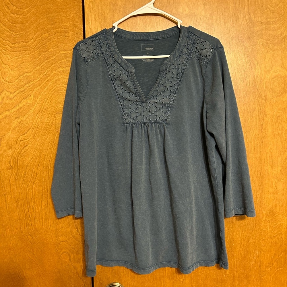 2 for 1 deal* Like new! Blue V neck tunic with decorative pattern size xl
